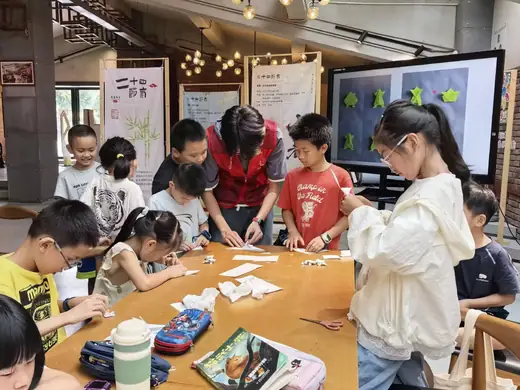 孩子和志愿者共同进行手工创作