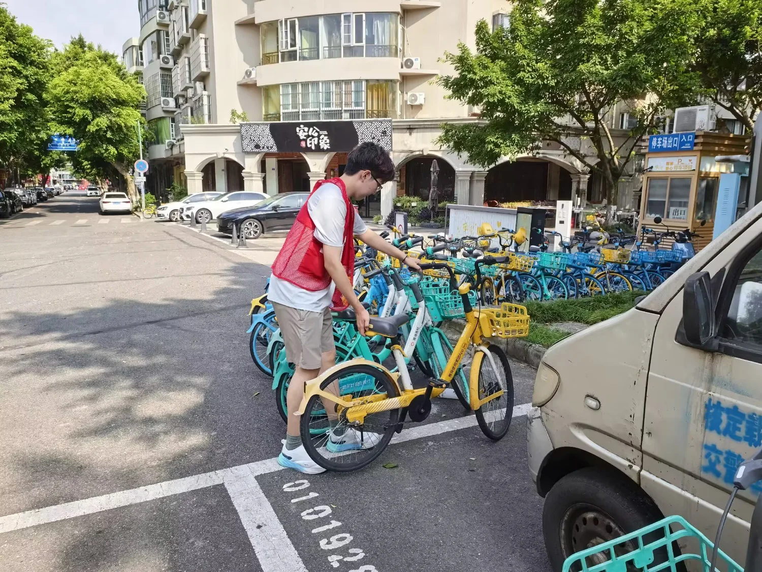 志愿者在社区整理共享单车