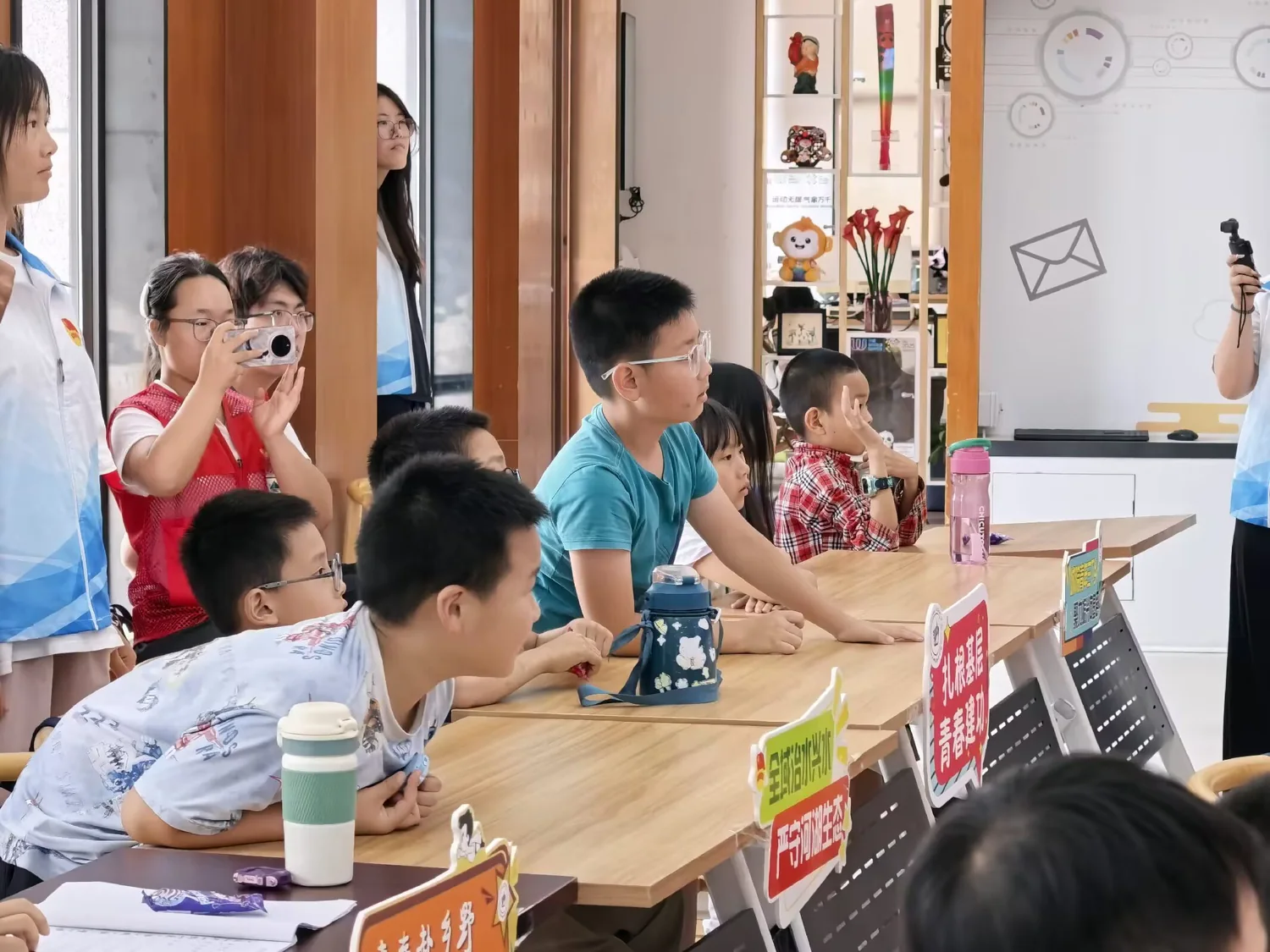 志愿者和孩子在课堂中进行对话