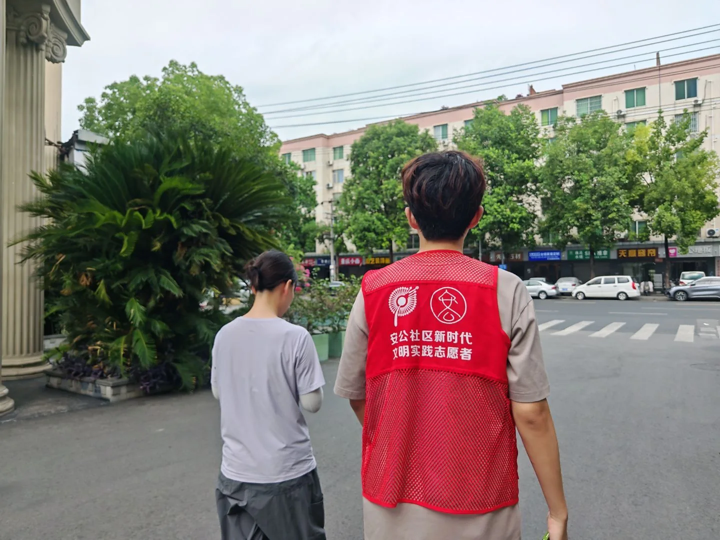 实践团成员穿着志愿者马甲走进社区