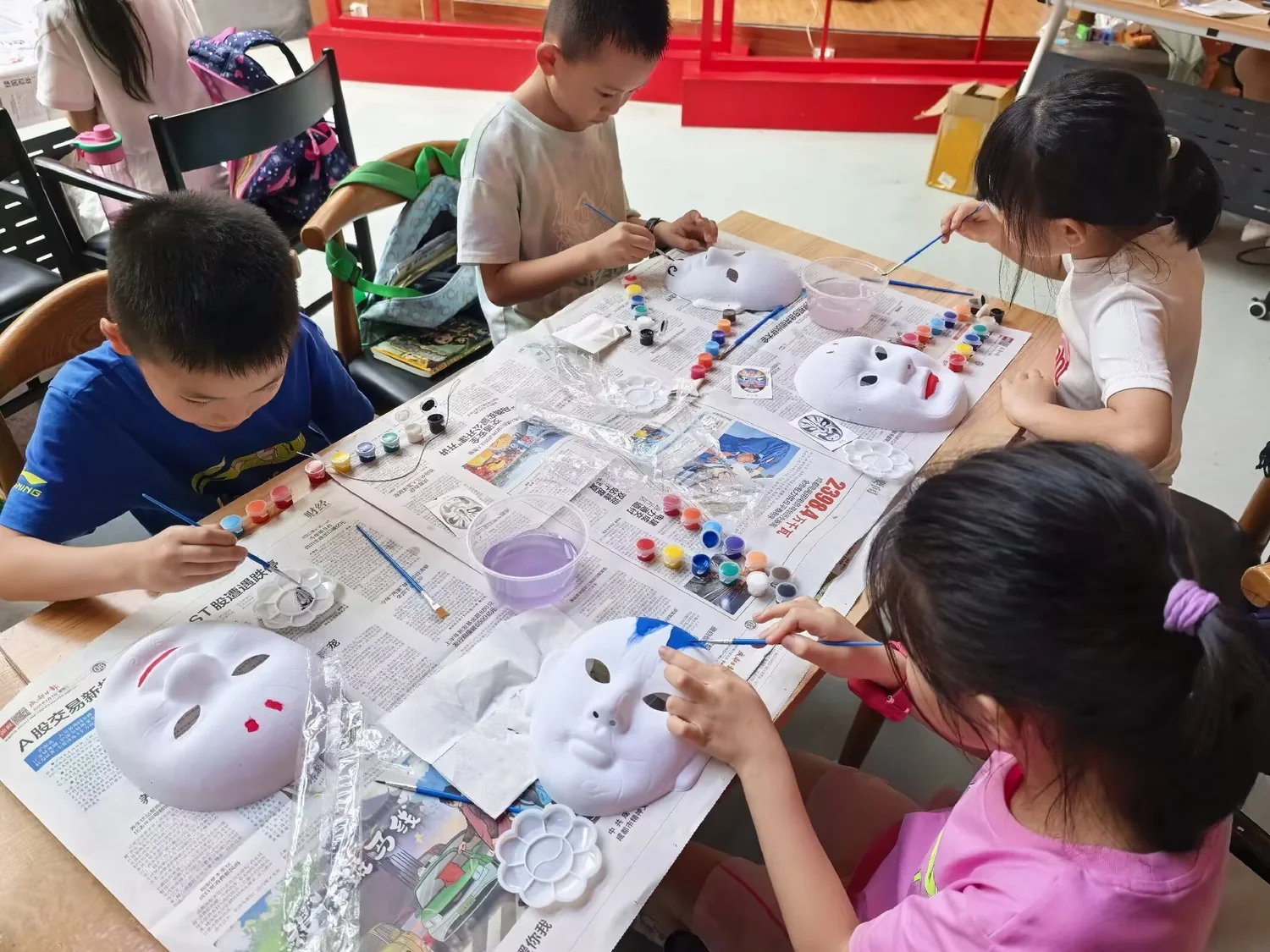 孩子们围坐在桌边进行手工创作