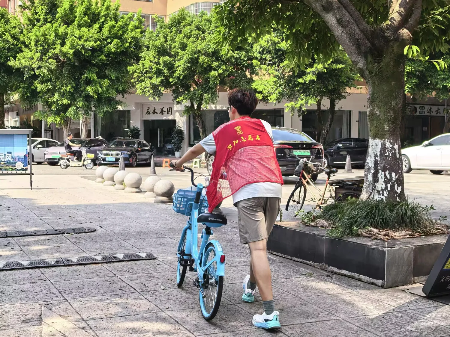 孩子和志愿者在社区公共空间开展环保行动