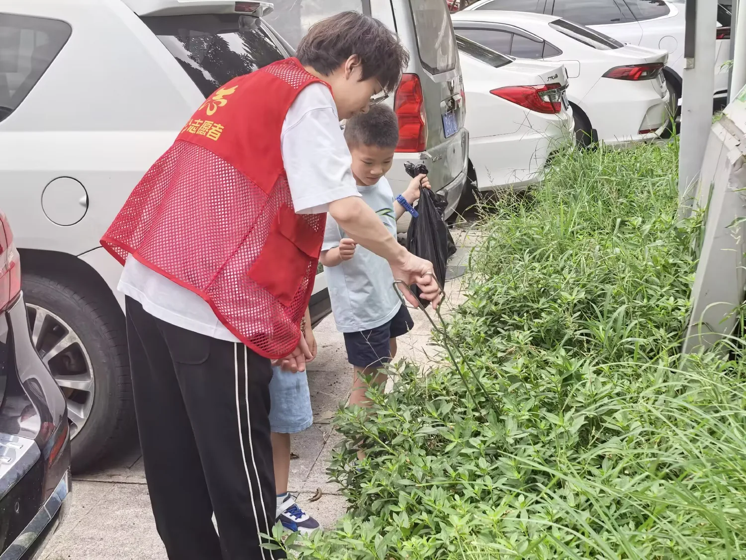 志愿者陪伴孩子在户外开展实践
