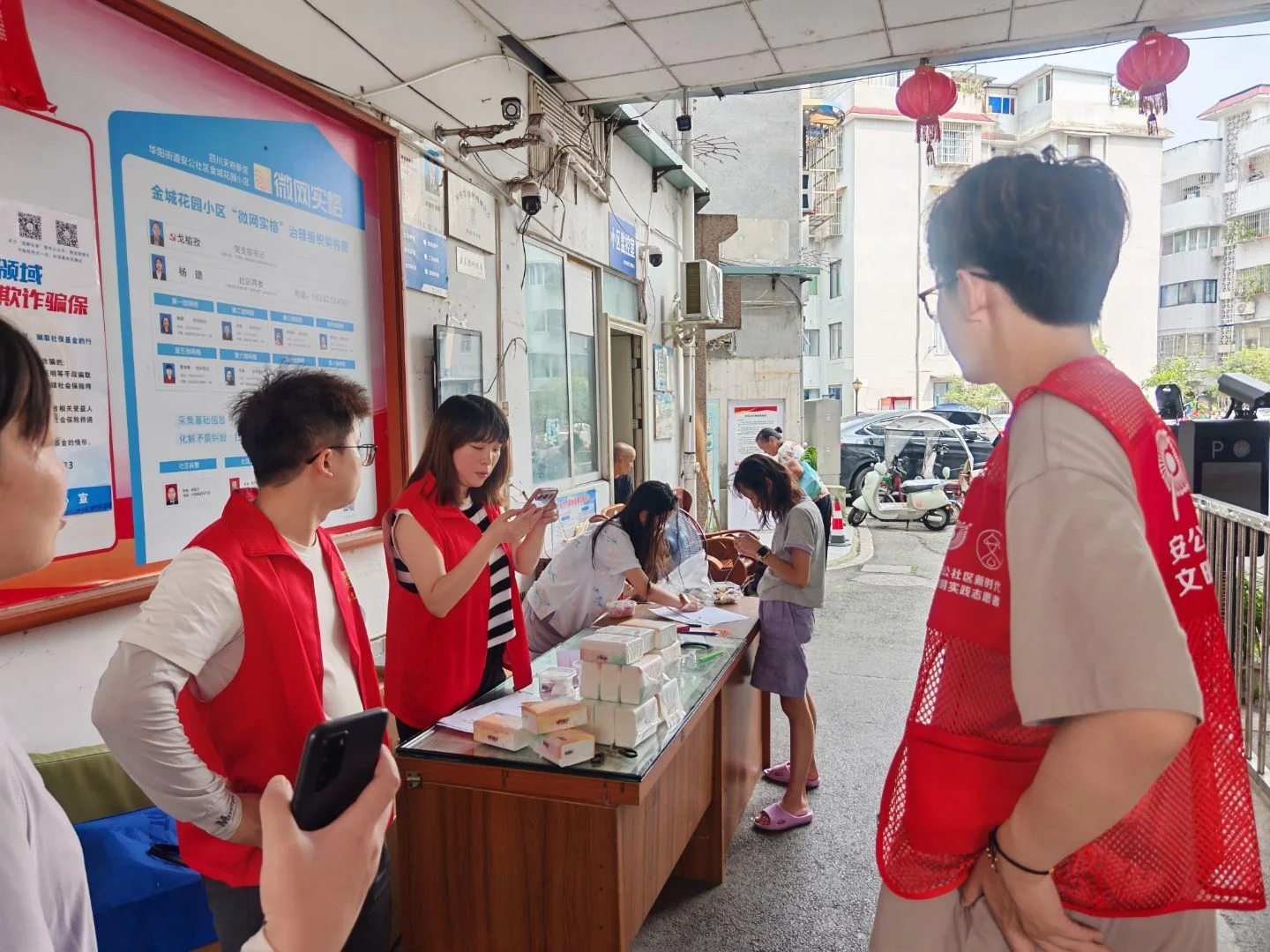 志愿者在社区服务点开展居民走访