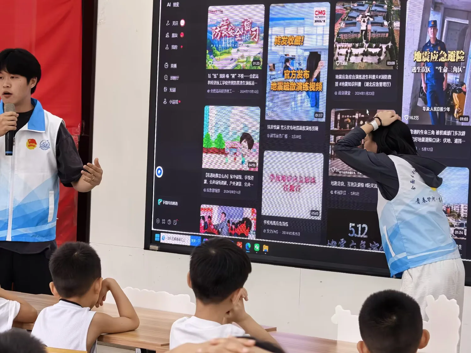 志愿者在课堂上进行安全教育展示