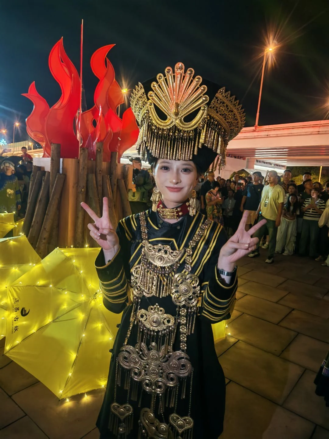 西昌火把节夜晚的火焰与人群