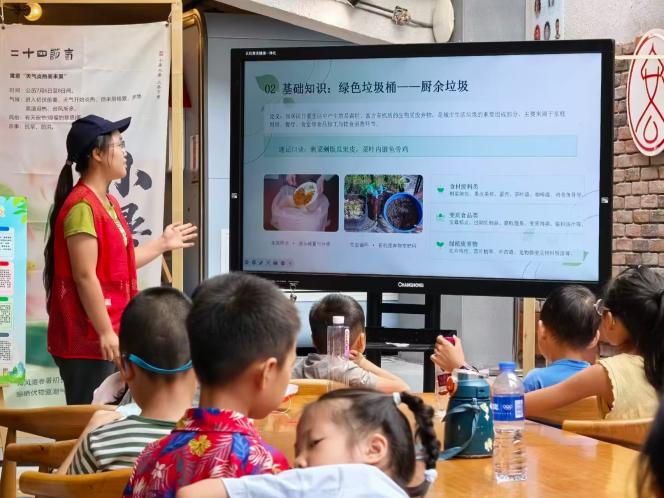 团队成员为社区儿童讲解厨余垃圾分类知识